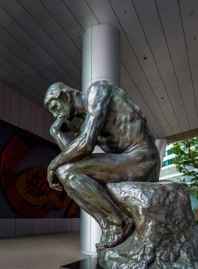 Singapur, 5 Şubat 2024, Rodin 'in Düşünen Adam filminin görüntüsü Marina Körfezi' ndeki OUE Bayfront binasında sergileniyor.  