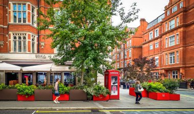 İngiltere, Birleşik Krallık, 29 Ağustos 2023, Kuzey Audley, Mayfair 'de bir Japon restoranı olan ROKA manzarası