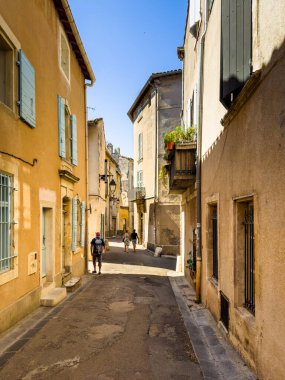 Arles, Fransa, 9 Eylül 2023, Rue des Arenes manzaralı, antik Roma şehrinde bir sokak.