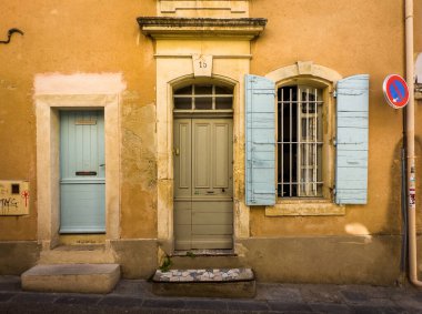 Arles, Fransa, 9 Eylül 2023, Rue des Arenes 'deki sarı duvarlı evin girişi. 