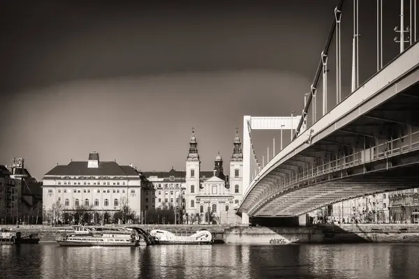 Budapeşte, Macaristan, 17 Mart 2020, Elisabeth Köprüsü 'nün Tuna Nehri üzerinden Pest kıyısına uzanan manzarası