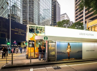 Hong Kong, Hong Kong Adası, 27 Ocak 2024. Merkez Bölgedeki moda şirketi Louis Vuitton 'a reklam veren bir tramvay durağı görüntüsü..