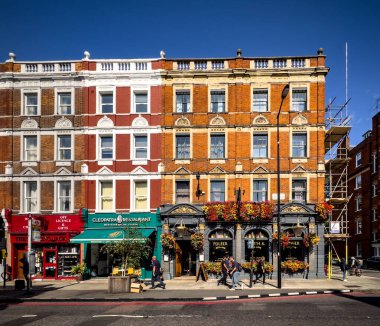 İngiltere, Birleşik Krallık, 30 Ağustos 2023, Kensington ve Chelsea Kraliyet Borough Earls Court Road manzaralı