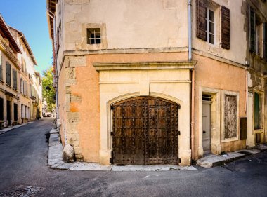 Arles, Fransa, 9 Eylül 2023, Balechou Caddesi 'ndeki süslü ahşap kapı manzaralı.