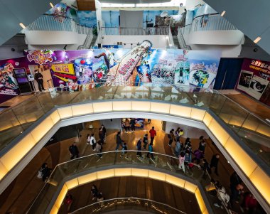 Hong Kong, Hong Kong Adası, 27 Ocak 2024 Victoria Tepesi 'ndeki Peak Galleria' daki birkaç katın görüntüsü.