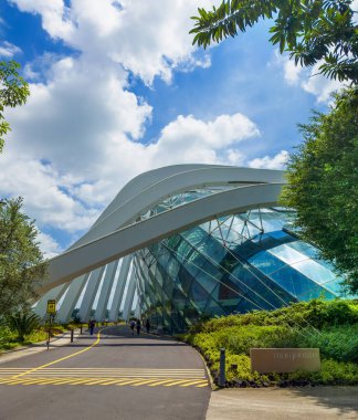 Singapur, 5 Şubat 2024, Marina Körfezi 'ndeki Çiçek Kubbesi manzaralı, Körfez kenarındaki Gardens' taki cam seralardan biri.