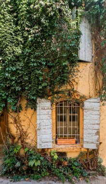 Arles, Fransa, 9 Eylül 2023, Grand Couvent Caddesi 'nde eski sarı bir ev manzaralı.