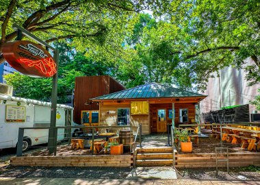 Teksas, ABD, 30 Mayıs 2024, Rainey Caddesi 'nde bir bar ve bira fabrikası manzarası 