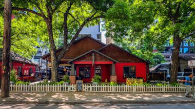 Texas, ABD, 30 Mayıs 2024, Rainey Caddesi 'ndeki Banger' s Sausage House ve Beer Garden manzaralı 