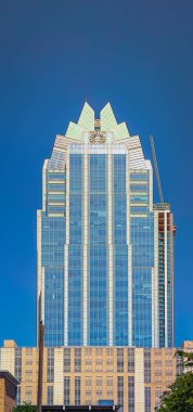 Teksas, ABD, 30 Mayıs 2024, Frost Bank Tower 'a yakın, Kongre Bulvarı' nda bir ofis binası.