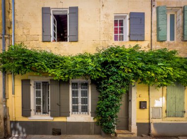 Arles, Fransa, 9 Eylül 2023, Roma 'nın antik bir kasabası olan Camargue' deki Rue du Seminaire 'de bir ev manzaralı.