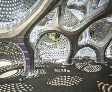 Singapur, 5 Şubat 2024, biraz modern sanat eseri, iki arabamın garajı, körfez kenarındaki Gardens 'ta hafif, ultra ince bir kabuk yapı.