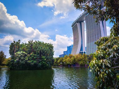 Singapur, 5 Şubat 2024, Körfez kenarındaki bahçelerdeki Dragonfly Gölü manzarası, Marina Bay Sands Oteli 'ne bırakılmış.