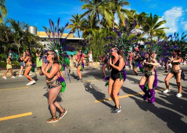 Grand Cayman, Cayman Adaları, 29 Haziran 2024, West Bay Road 'daki CayMas Karnavalı sırasında bazı kadınların performansı