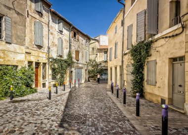 Arles, Fransa, 9 Eylül 2023, Roma 'nın antik bir kasabası olan Camargue' deki Joseph Patrat Plaza manzarası.
