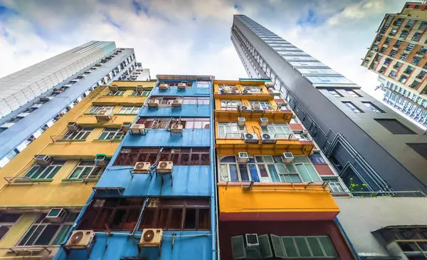 Hong Kong, Hong Kong Adası, 28 Ocak 2024, Sheung Wan bölgesindeki Chiu Kwong Caddesi 'ndeki bazı renkli binaların üst tarafı.