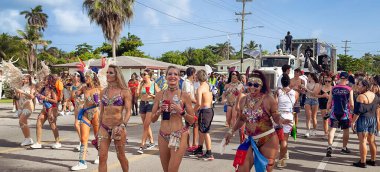 Grand Cayman, Cayman Adaları, 29 Haziran 2024, Batı Körfezi Yolu 'ndaki CayMas Karnavalı sırasında karnavala gidenlerin görüntüsü.