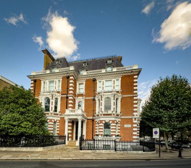 İngiltere, Birleşik Krallık, 30 Ağustos 2023, Kensington ve Chelsea Kraliyet Borough Campden Hill Yolu 'ndaki bir yerleşim yeri manzaralı. 