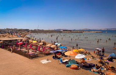 Marsilya, Fransa, 5 Ağustos 2024 Akdeniz kıyısındaki Pointe Rouge plajında tatilciler.