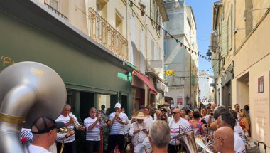 Arles, Fransa, 9 Eylül 2023, La Feria du riz sırasında bir sokak grubunun görüntüsü