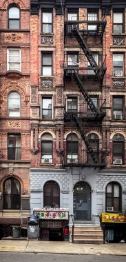 New York City, ABD, 30 Nisan 2024, Madison Caddesi 'nde metal yangın merdiveni bulunan tipik bir tuğla bina manzarası