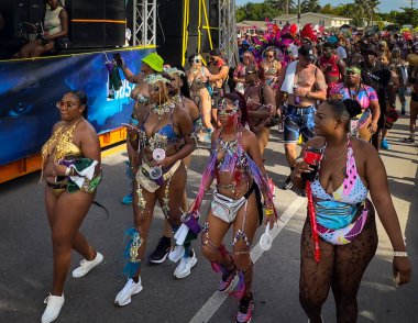Grand Cayman, Cayman Adaları, 29 Haziran 2024, Batı Körfezi Yolu 'ndaki CayMas Karnavalı sırasında karnavala gidenlerin görüntüsü.