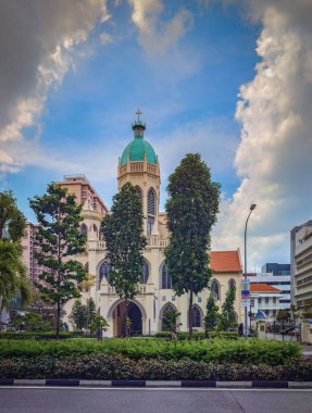 Merkezi İş Bölgesi, Singapur, 5 Şubat 2024, Victoria Caddesi boyunca yer alan bir Roma Katolik kilisesi olan St. Joseph Kilisesi manzaralı.