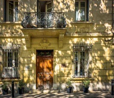 Arles, Fransa, 9 Eylül 2023. Georges Clemenceau Bulvarı 'nda antik bir Roma kasabası olan Camargue' de bir ev.