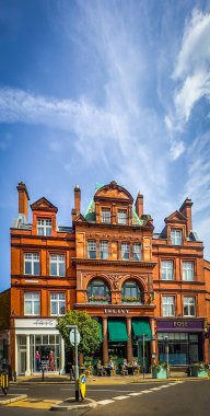 Londra, İngiltere, 23 Ağustos 2024, Ivy Cafe manzaralı, Wimbledon Village 'da bir giyim mağazası ve kuaför.