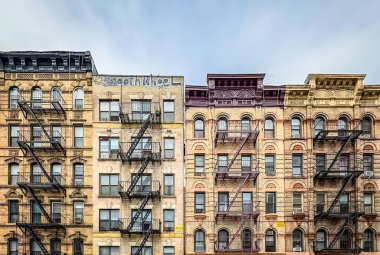New York City, ABD, 30 Nisan 2024, Henry Caddesi 'nde dış metale sahip tipik bir tuğla bina manzarası