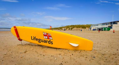 Camber Sands Beach, İngiltere, 20 Ağustos 2024, RNLI cankurtaranları tarafından İngiltere 'nin doğu Sussex sahilinin kumlu bir sahilinde kullanılan sörf tahtasının manzarası.