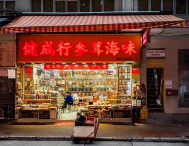 Hong Kong, Hong Kong Adası, 28 Ocak 2024 Sheung Wan bölgesindeki akıllı bir yiyecek dükkanının manzarası.