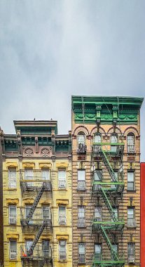 New York City, ABD, 30 Nisan 2024, Henry Caddesi 'nde dış metale sahip tipik bir tuğla bina manzarası