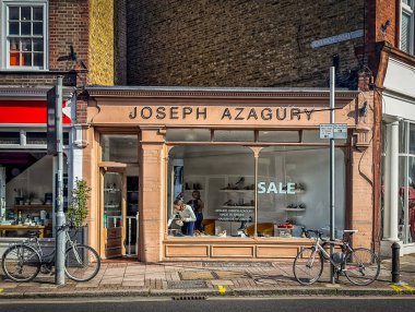 Londra, İngiltere, 23 Ağustos 2024, Joseph Azagury manzaralı, Wimbledon Village 'da bir kadın tasarımcı ayakkabısı.