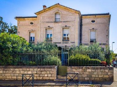 Arles, Fransa, 9 Eylül 2023, Parmentier Caddesi 'nde bir ev manzarası, antik bir Roma kasabası olan Camargue' de bir sokak.