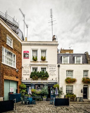 İngiltere, Birleşik Krallık, 27 Eylül 2023, At ve Damat manzaralı, Belgrave Meydanı 'nda bir meyhane.