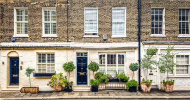 İngiltere, Birleşik Krallık, 27 Eylül 2023. Westminster Borough Belgravia 'nın göbeğindeki Little Chester Caddesi' ndeki bir binanın manzarası.