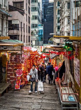 Hong Kong, Hong Kong Adası, 28 Ocak 2024, Pottinger Caddesi 'ndeki bir açık hava pazarından geçen bazı insanların görüntüsü. 