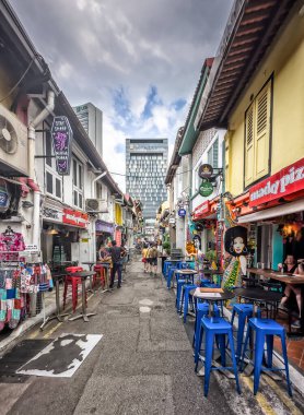 Kampong Glam bölgesi, Singapur, 5 Şubat 2024, Hacı Yolu manzaralı, duvarları, dükkanları, barları ve lokantaları olan dar bir sokak.