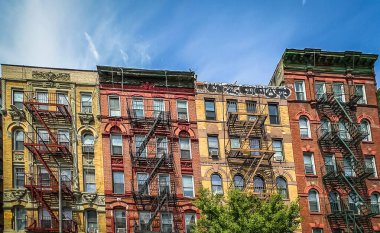 New York City, ABD, 30 Nisan 2024, Manhattan 'ın Lower East Side mahallesindeki Henry Caddesi' nde dışarıdan metal yangın merdiveni olan tipik tuğla binaların manzarası