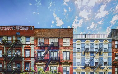 New York City, ABD, 30 Nisan 2024, Manhattan 'ın Aşağı Doğu Yakası komşusu Henry Caddesi' nde dışarıdan metal yangın merdiveni olan tipik tuğla binaların manzarası