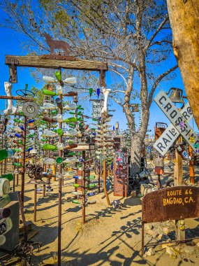 Kaliforniya, ABD, 9 Eylül 2024, Elmers Şişe Ağacı Çiftliği manzarası, bir şişe ağacı ormanı (bunlardan sarkan büyük metal borular), Route 66 boyunca yer almaktadır.