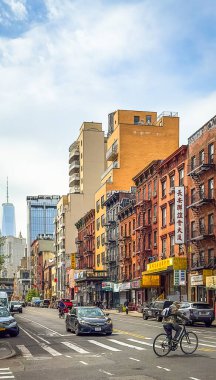 New York City, ABD, 30 Nisan 2024, Çin Mahallesi, Doğu Broadway Caddesi 'nde bir şehir manzarası