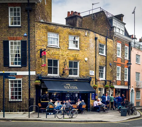 İngiltere, Birleşik Krallık, 27 Eylül 2023, The Fask and Glass manzaralı, Palace Street 'te Westminster Borough' da bir bar.