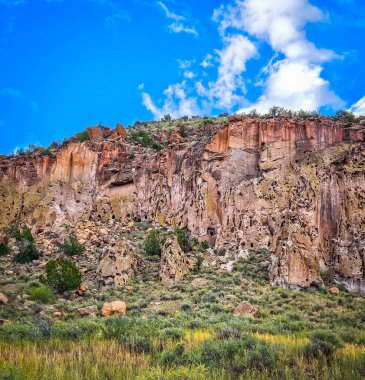 Bandelier Ulusal Anıtı 'ndaki bir kaya oluşumunun Pueblo Döngü Yolu üzerindeki görüntüsü 