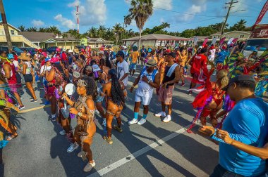 Grand Cayman, Cayman Adaları, 29 Haziran 2024, Batı Körfezi Yolu 'ndaki CayMas Karnavalı sırasında karnavala gidenlerin görüntüsü.