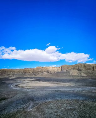 Utah, Capital Resif Ulusal Parkı 'ndaki Mavi Tepeler' deki kaya oluşumunun görüntüsü.