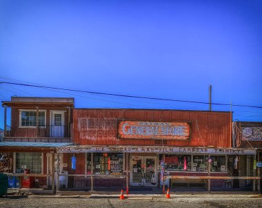 Arizona, ABD, 27 Eylül 2024, Ana Cadde 'deki Oatman General Store manzaralı.