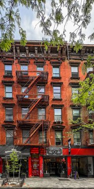New York City, ABD, 30 Nisan 2024, Manhattan 'ın Aşağı Doğu Yakası mahallesindeki Orchard Caddesi' ndeki bir dükkanın manzarası