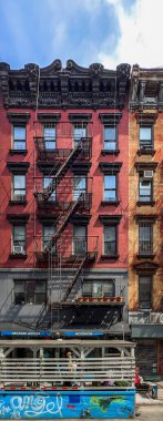 New York City, ABD, 30 Nisan 2024, Manhattan 'ın Aşağı Doğu Yakası mahallesindeki Orchard Caddesi' ndeki bir binanın manzarası.